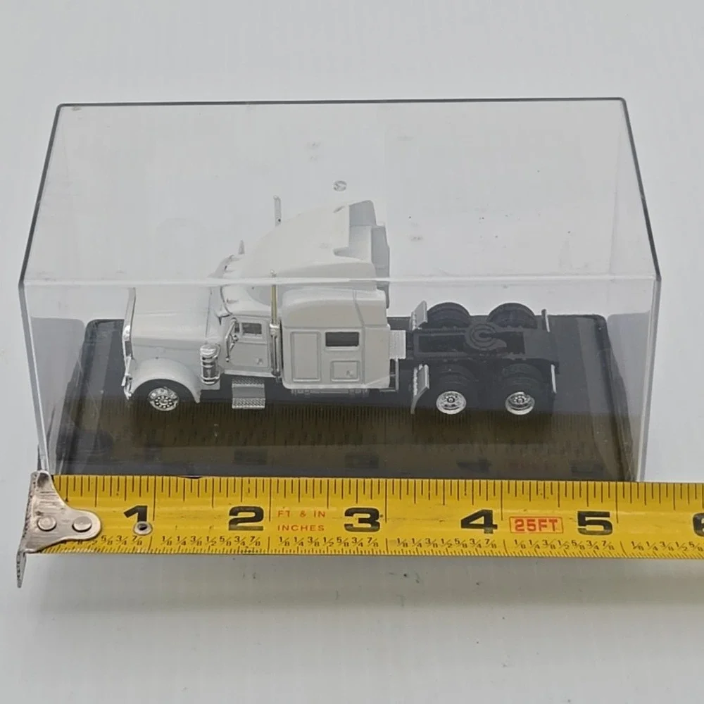 MI-64000 Peterbuilt 389 Tractor, with display case. White‎